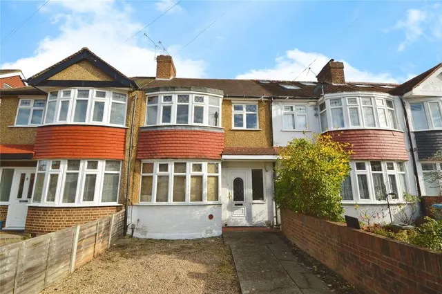 Wills Crescent, Whitton, TW3, photo 1