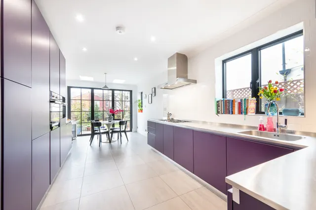 43 Pine Road, London, photo 1