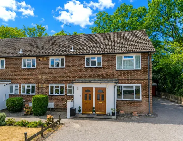 Victoria Road, Fleet, photo 1