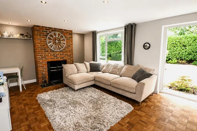 Victoria Road, Fleet, photo 2