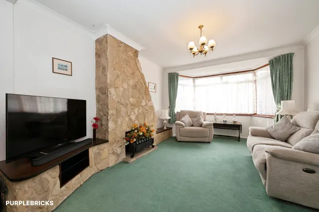 Cumberland Drive, Chessington, KT9, photo 2