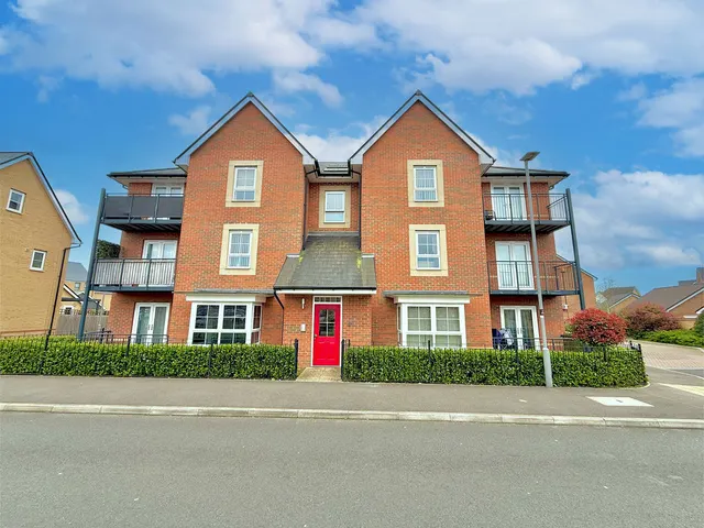 32 Vanguard Circle Brooklands, Milton Keynes MK10 7JB, photo 1