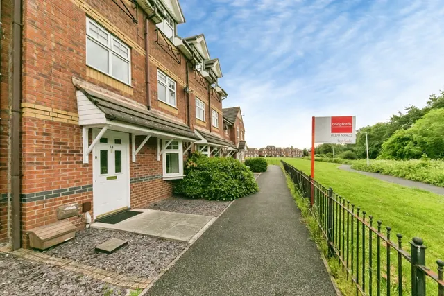 Photo 3 — Redwood Drive, Crewe, Cheshire, CW1