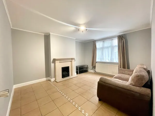 High Road, London, N20, photo 2