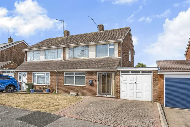 Redford Road, Windsor, SL4 5SS, photo 1