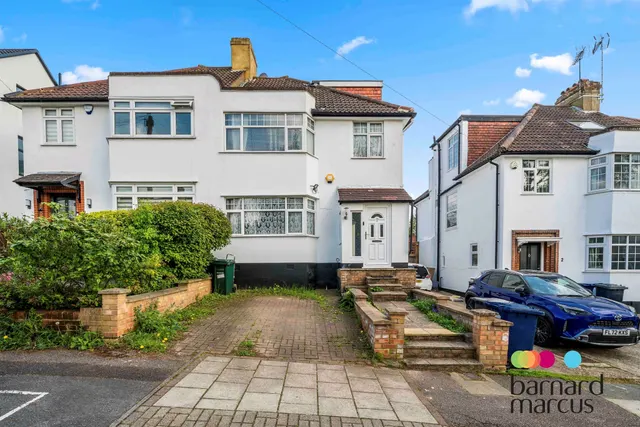 Wentworth Close, London, photo 1
