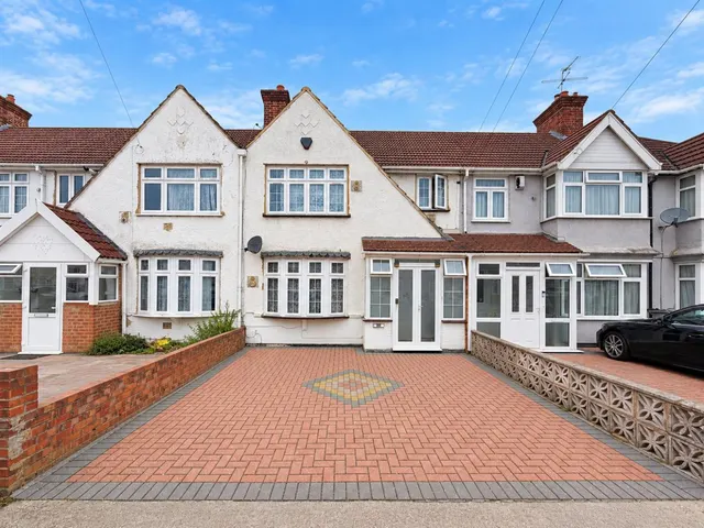 Terraced For SaleBurnham Gardens, Cranford, TW4, photo 1
