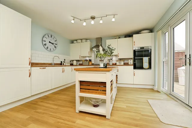 Lysander Crescent, Watchfield, SN6, photo 2