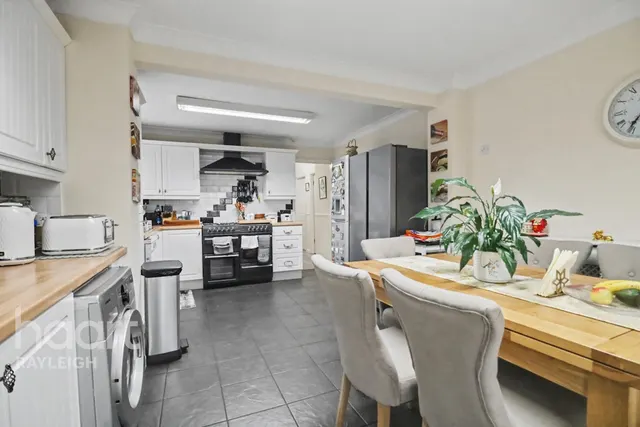 Chesterfield Crescent, Leigh-On-Sea, SS9, photo 2