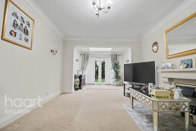 Chesterfield Crescent, Leigh-On-Sea, SS9, photo 3
