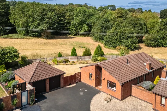 Donnerville Gardens, Admaston, TF5, photo 1