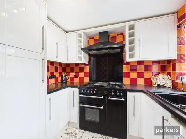 Whitby Court, Caversham, RG4, photo 2