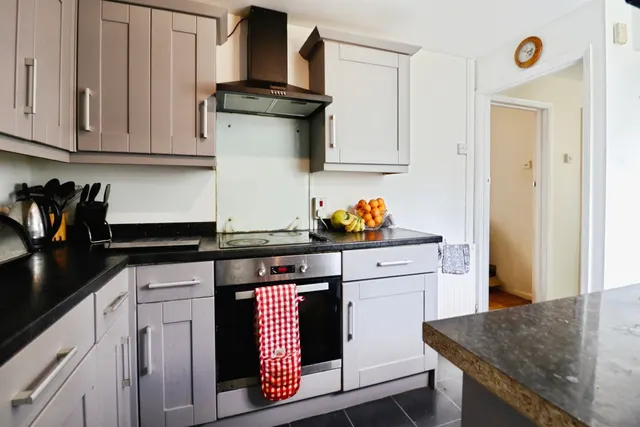 Laburnum Way, Penarth, CF64, photo 3