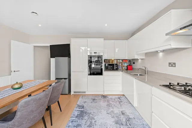 3 bedroom house, Brook Lane North, Brentford, TW8