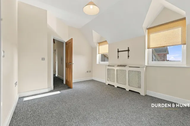Eastwood Road, White House Court, SS6, photo 2