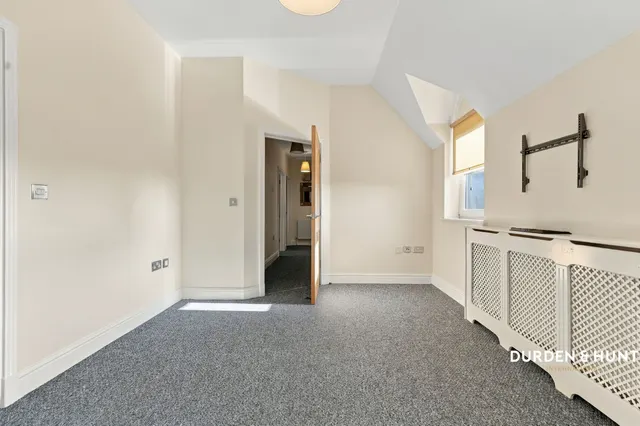 Eastwood Road, White House Court, SS6, photo 3