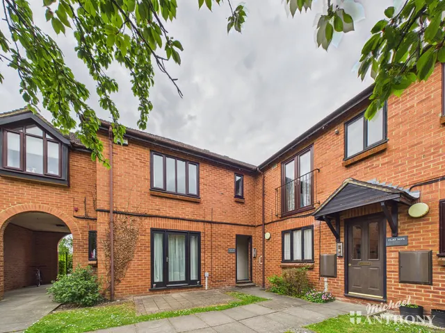 Plested Court, Stoke Mandeville, Aylesbury, HP22 5UB, photo 1