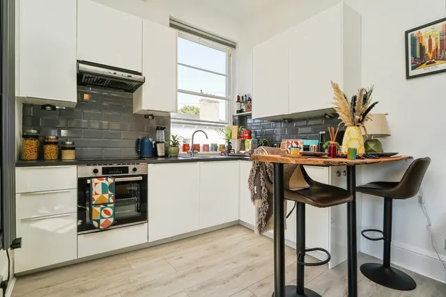 London Road, Cheltenham, GL52, photo 3