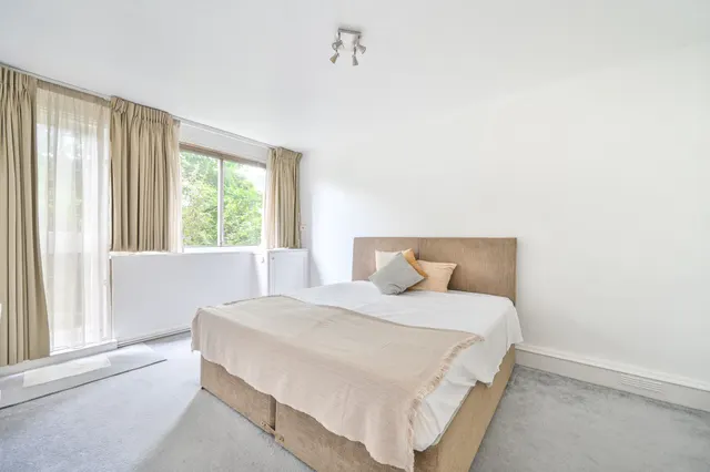 Photo 3 — 3 Waterford House, 100-110 Kensington Park Road, London