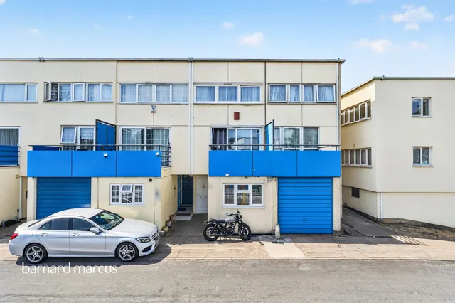 Montgomery Close, Mitcham, photo 1