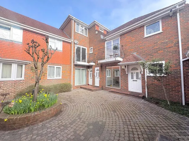 Cherry Tree Close, Farnham, Surrey, GU9 7LU, photo 1