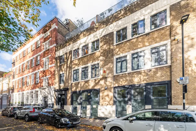 3 bedroom flat — 24 Bartholomew Square, London, EC1V