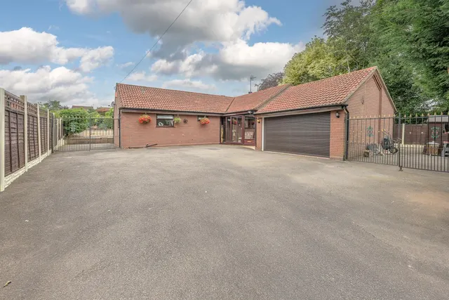 Cross Street, Kingswinford, DY6 9LY, photo 1