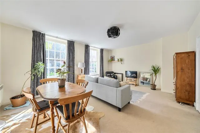 Vicarage Crescent, London, SW11, photo 2