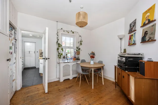 Victory Road, Horsham, RH12, photo 2