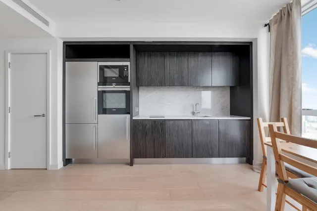 Biscayne Avenue, E14, photo 3
