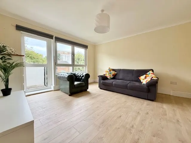 St. Saviours Estate, London SE1 3DL, photo 1
