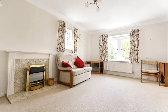 Photo 2 — Palace Gate, Odiham, Hook, Hampshire, RG29 1JZ