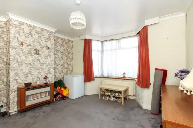 Photo 2 — Deaconsfield Road, Hemel Hempstead, Hertfordshire, HP3 9HZ