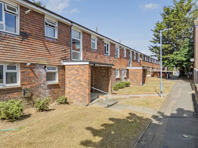 Sevenoaks Close, Romford, Harold Hill, RM3 7EF, photo 1