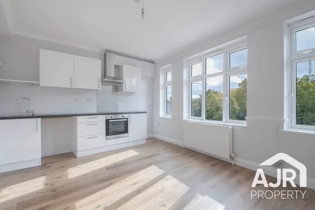 Lingfield Crescent, London, SE9, photo 1