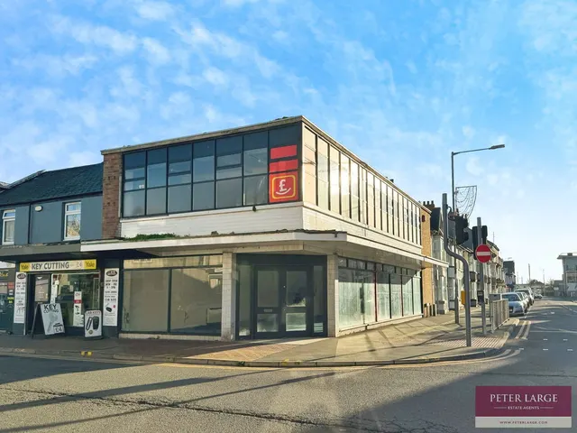 Wellington Road, Rhyl, Denbighshire, LL18 1BD, photo 1