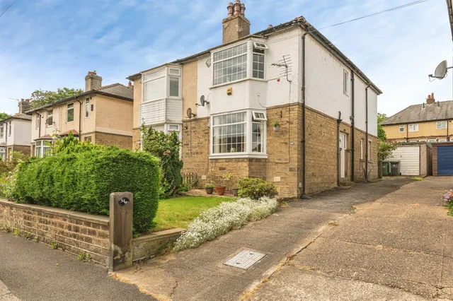 Botham Hall Road, HUDDERSFIELD, photo 1