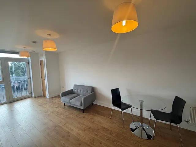 Bowes Road, London, N11, photo 2