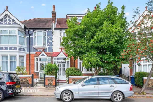 Fordhook Avenue, London, photo 1