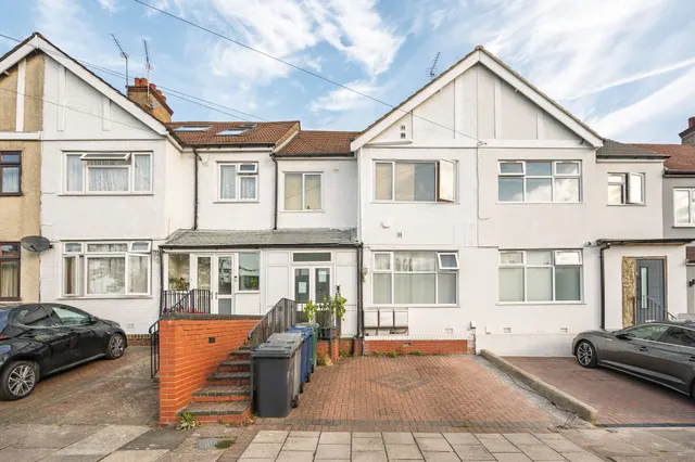 London, NW4, photo 1