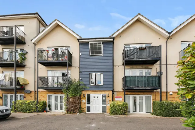 19 Blackthorn Road, Ilford, Essex, IG1 2NS, photo 1