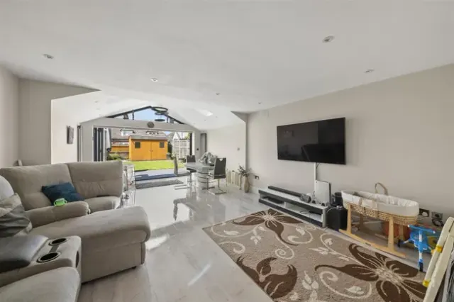 Northolt Avenue, Ruislip