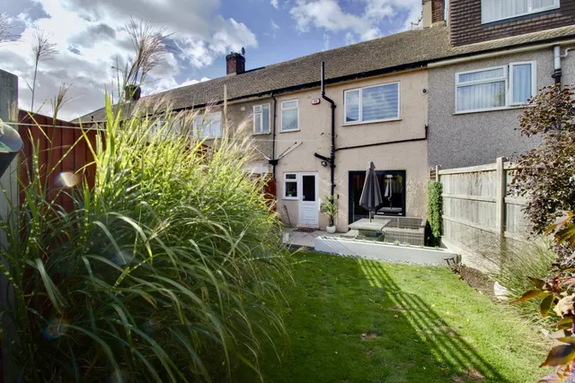 Avenue Road, Harold Wood, RM3, photo 3