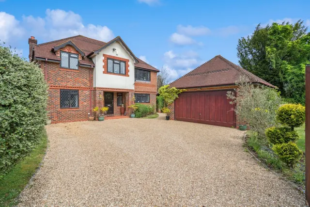 Photo 3 — Denham Walk, Chalfont St. Peter, Gerrards Cross, SL9 0EN