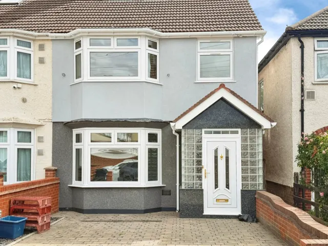 Hinton Avenue, Hounslow, photo 1