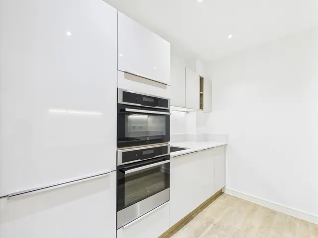 Photo 2 — Flat 32, Ossel Court, 13 Telegraph Avenue, London