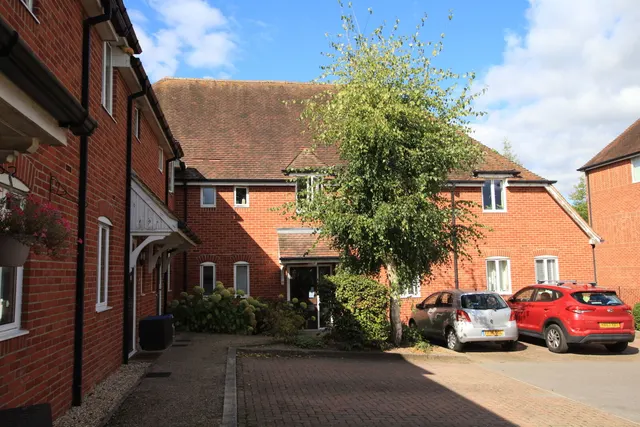 Abbey Gardens, Upper Woolhampton, RG7, photo 1