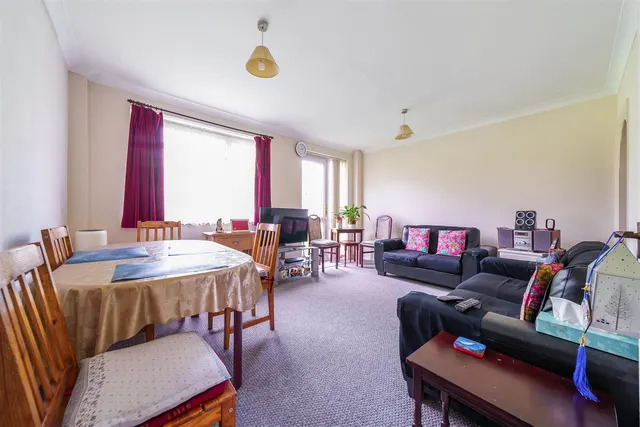 Walton Gardens, Wembley, photo 2