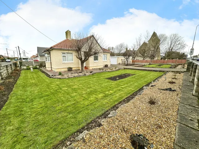 Towyn Road, Towyn, Conwy, LL22 9ER, photo 1