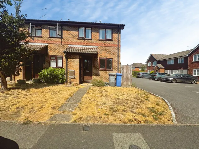 Swan Way, Church Crookham, Fleet, GU51 5TT, photo 1